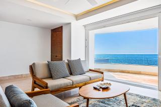 Lavish seaside escape with oceanfront views, amazing pool & pool spa - 8