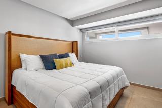 Luxury apartment with infinity pool, ocean views, balcony & easy downtown access - 2