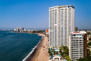 Luxury apartment with infinity pool, ocean views, balcony & easy downtown access - 0