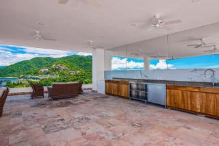 Luxurious condo with huge, oceanfront balcony, pool & pool spa - 7