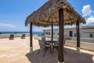 Stylish beach condo with private balcony, pool, AC and fitness room - 1