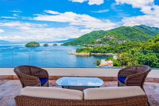 Luxurious condo with huge, oceanfront balcony, pool & pool spa - 4