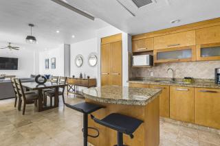Stylish beach condo with private balcony, pool, AC and fitness room - 1