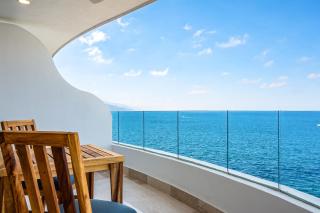 Impressive 8th-floor oceanfront condo with water views, hot tub & pool - 9