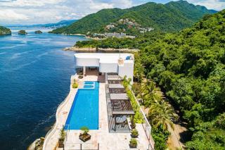 Lavish seaside escape with oceanfront views, amazing pool & pool spa - 3