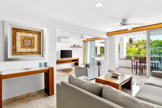 Elegant hillside villa with panoramic views, pool, hot tub & luxe interiors - 8