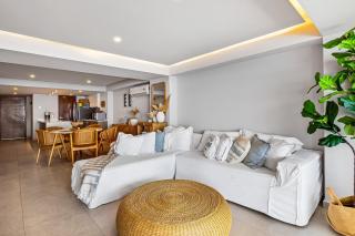 Luxury apartment with infinity pool, ocean views, balcony & easy downtown access - 5