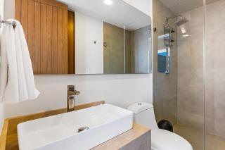 Modern condo with infinity pool, WiFI, plunge spa & ocean-view balcony - 7