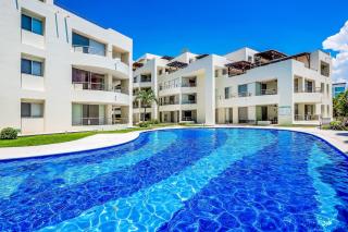 Spacious condo with near the beach with resort-style pool, inviting balcony - 4