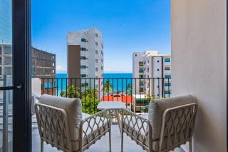 Modern condo with infinity pool, WiFI, plunge spa & ocean-view balcony - 2