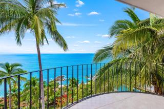 Bright ocean-view 2-story condo near beach with pool, balcony & full kitchen - 4