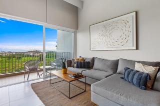 Modern condo with breathtaking views, infinity pool, and en suite bedrooms - 9