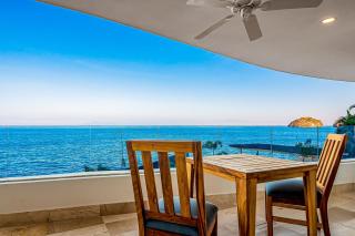 Fantastic oceanfront apartment with balcony, pool & central AC - 3