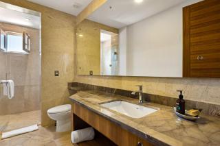 Impressive 8th-floor oceanfront condo with water views, hot tub & pool - 2