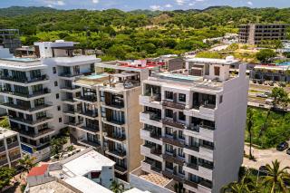 Modern condo with infinity pool, WiFI, plunge spa & ocean-view balcony - 7