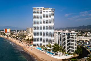 Luxury apartment with infinity pool, ocean views, balcony & easy downtown access - 9