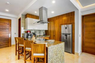 Fantastic oceanfront apartment with balcony, pool & central AC - 1