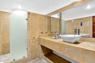 Upscale coastal suite with private terrace, ocean views, pool & hot tub - 3