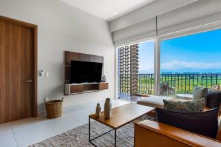 5th-floor apt near the ocean with infinity rooftop pool, balcony, washer/dryer - 6