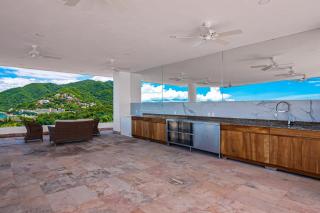 Upscale oceanfront condo with extensive balcony, pool & ocean views - 8
