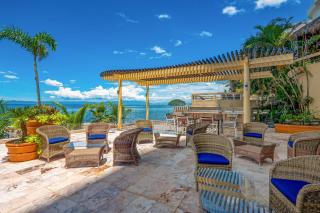 Luxurious upscale condo w/ wraparound oceanfront view & shared pool - 1