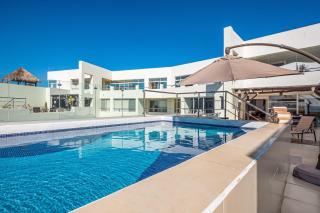 Luxurious retreat with a scenic terrace pool & modern kitchen - 7