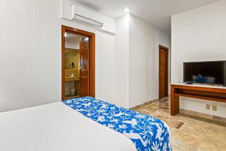 Elegant oceanview suite with heated pool, private hot tub & terrace dining - 8
