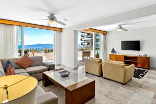 Upscale coastal suite with private terrace, ocean views, pool & hot tub - 5