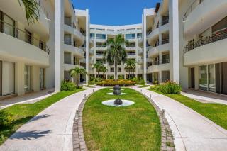 Stylish condo with covered balcony, pool & pool tables - 9