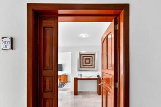 Upscale coastal suite with private terrace, ocean views, pool & hot tub - 8