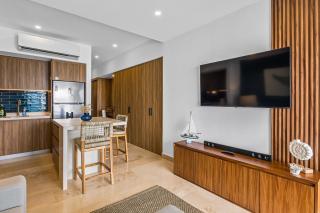 Stylish oceanfront condo with infinity pool, rooftop deck & beach access - 7