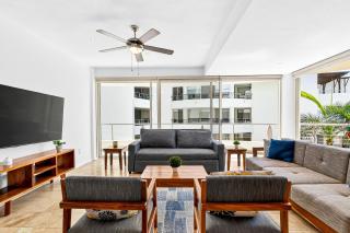 Bright coastal apartment with pool, balcony & beach access close by - 8