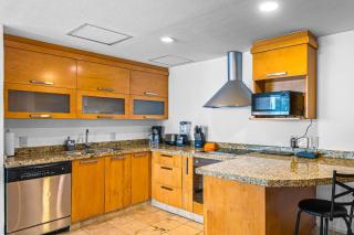 Bright coastal apartment with pool, balcony & beach access close by - 7