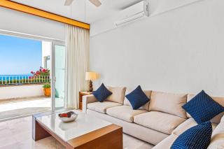 Elegant oceanview suite with heated pool, private hot tub & terrace dining - 8