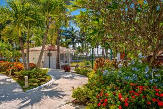 Bright coastal apartment with pool, balcony & beach access close by - 3