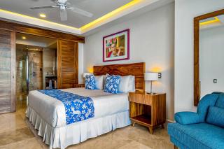 Exquisite waterfront condo with amazing pool, balcony & W/D - 8