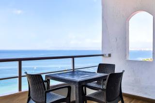 Stylish coastal condo with pool, private balcony & stunning ocean views - 4