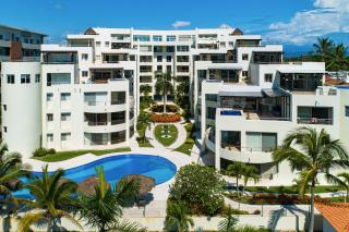 Ocean-view condo with resort pool & sundeck - 7