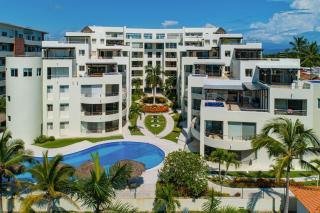 Stylish condo with covered balcony, pool & pool tables - 6