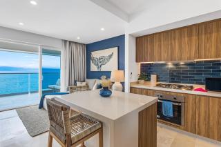 Stylish oceanfront condo with infinity pool, rooftop deck & beach access - 1