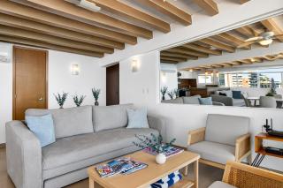 Stylish coastal condo with pool, private balcony & stunning ocean views - 7