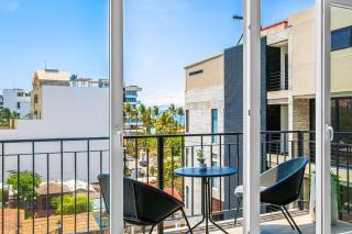 Bright coastal condo with pool access, private balcony & fast Wi-Fi - 7