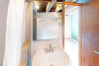 Modern & bright condo with ocean views & pool - walk to the beach - 4