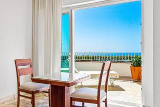 Elegant oceanview suite with heated pool, private hot tub & terrace dining - 9