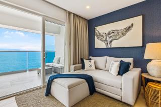 Stylish oceanfront condo with infinity pool, rooftop deck & beach access - 4