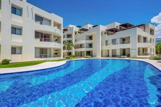 Bright coastal apartment with pool, balcony & beach access close by - 6