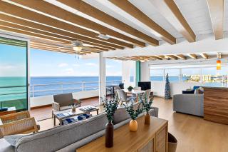 Stylish coastal condo with pool, private balcony & stunning ocean views - 4