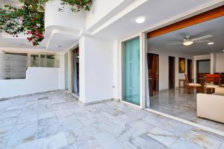 Stylish hillside suite w/rooftop pool, gym access, AC & family-friendly layout - 6