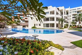 Ocean-view condo with resort pool & sundeck - 0