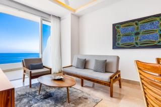 4th-floor oceanfront condo with balcony, outdoor pool, ocean views & AC - 5